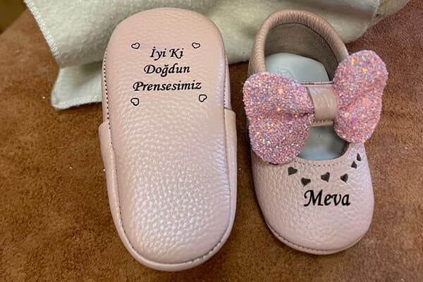 Küçük Ayaklar İçin Şıklık: İsim Yazılı Hakiki Deri